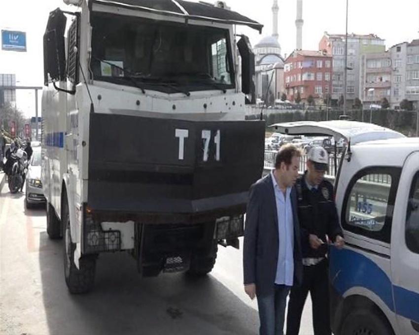 Oyuncu Şoray Uzun'un otomobiline TOMA çarptı