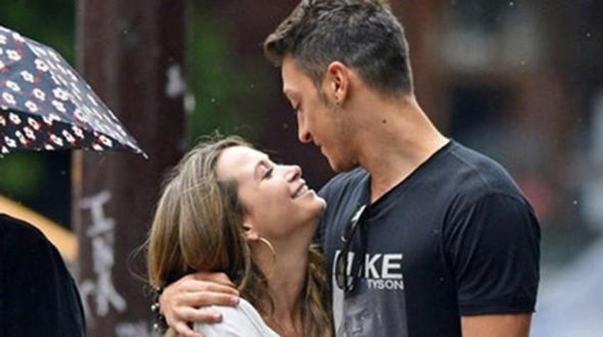 Mesut Özil'in sevgilisi Mandy Capristo, Özil'i sildi!