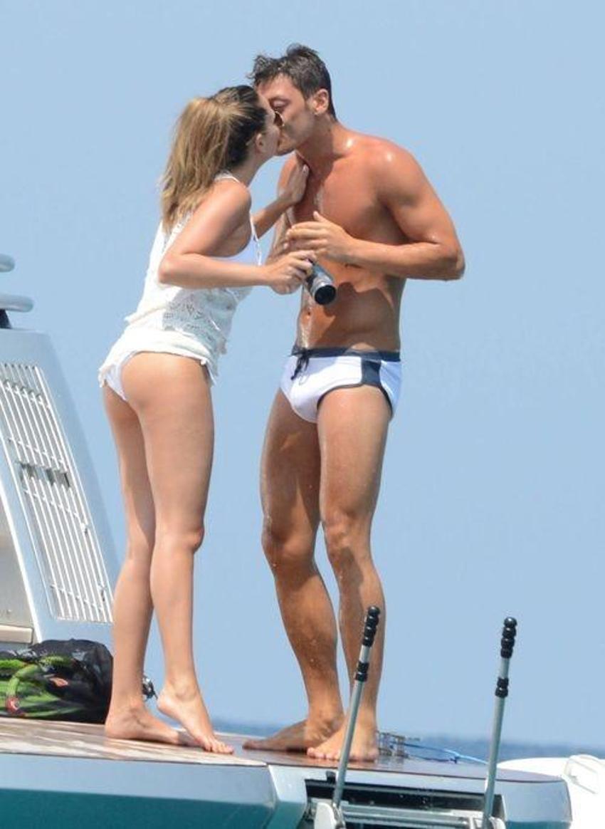 Mesut Özil'in sevgilisi Mandy Capristo, Özil'i sildi!
