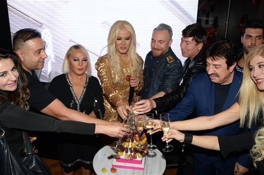Banu Zorlu'dan çoraplı tanıtım