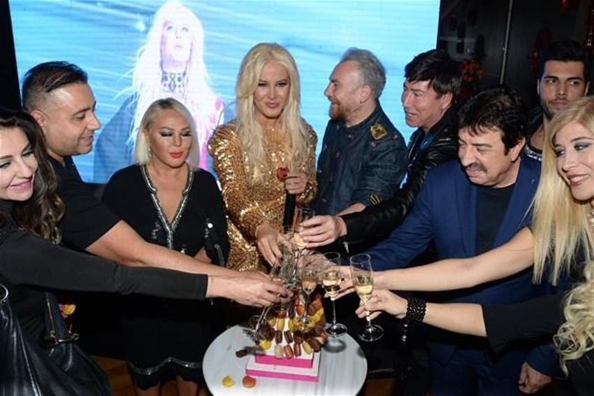 Banu Zorlu'dan çoraplı tanıtım