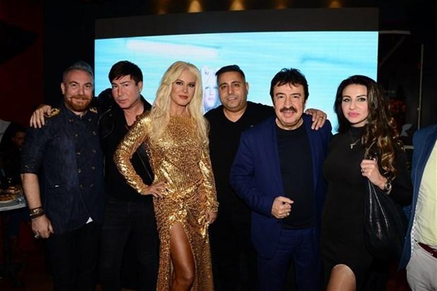 Banu Zorlu'dan çoraplı tanıtım