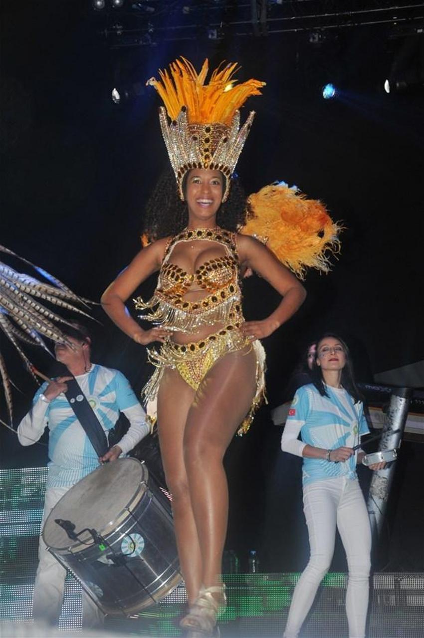Sahnede samba şov