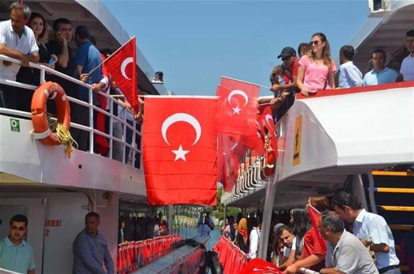 Milyonlar demokrasi için Yenikapı'nın yolunu tuttu