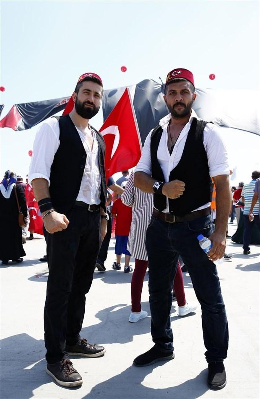Milyonlar demokrasi için Yenikapı'nın yolunu tuttu