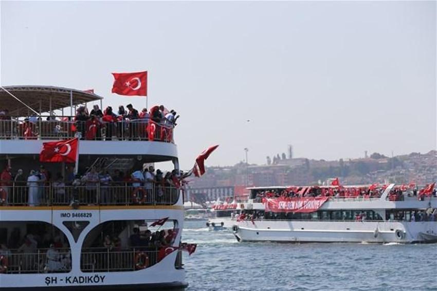Milyonlar demokrasi için Yenikapı'nın yolunu tuttu