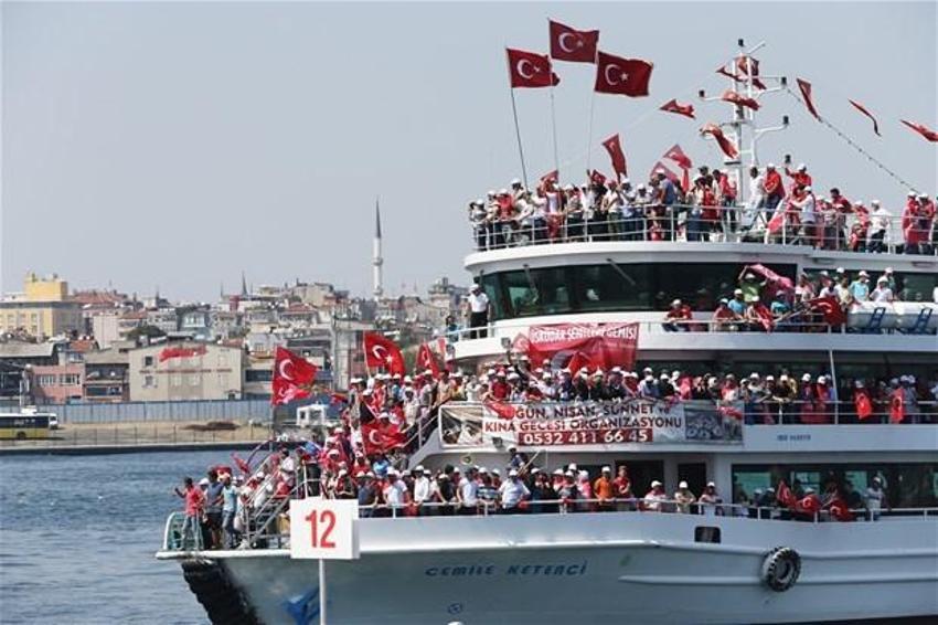 Milyonlar demokrasi için Yenikapı'nın yolunu tuttu