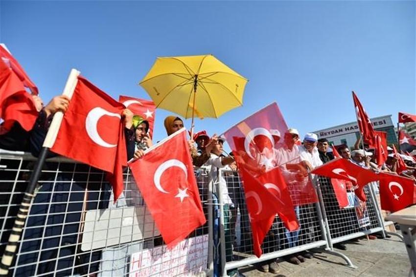 Milyonlar demokrasi için Yenikapı'nın yolunu tuttu