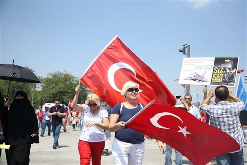 Milyonlar demokrasi için Yenikapı'nın yolunu tuttu