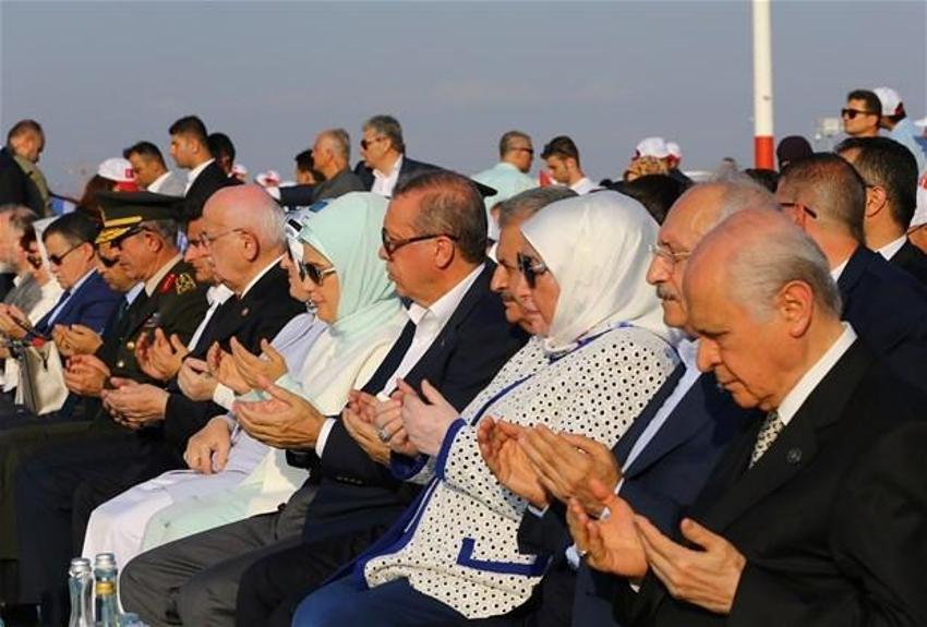 Milyonlar demokrasi için Yenikapı'nın yolunu tuttu