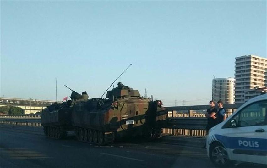Tanklar arabaları ezdi