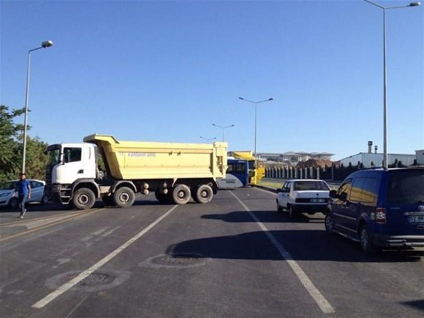Tanklar arabaları ezdi