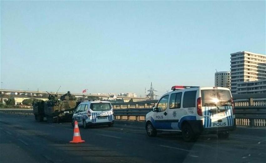 Tanklar arabaları ezdi