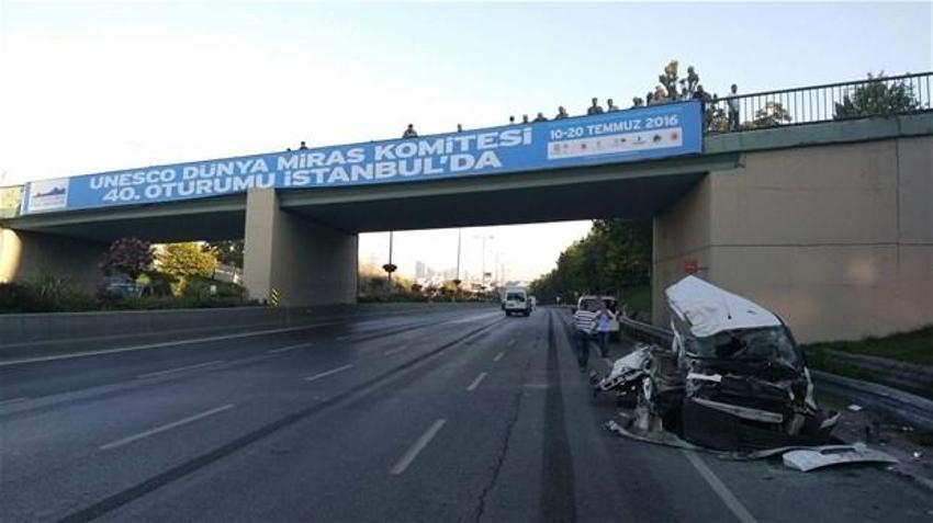 Tanklar arabaları ezdi