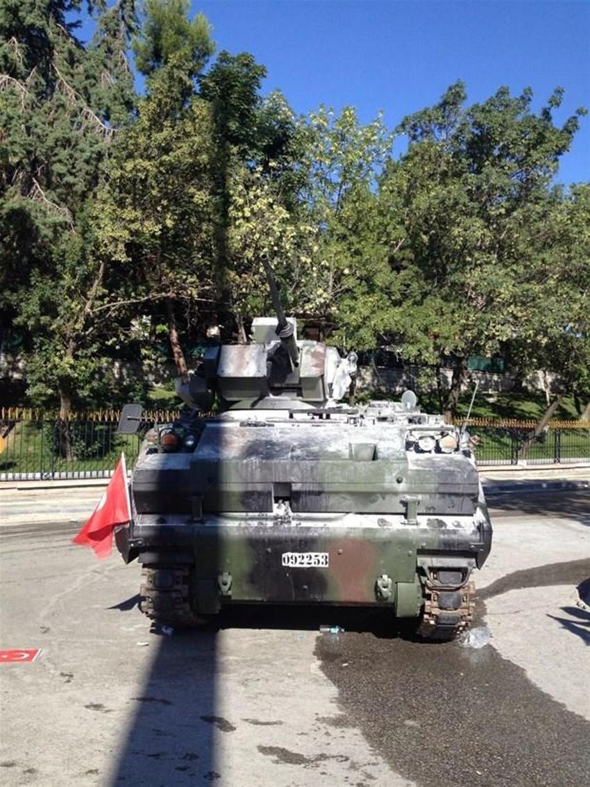 Tanklar arabaları ezdi