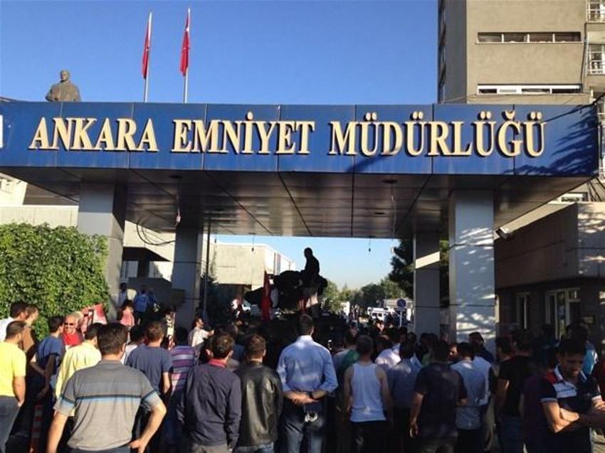 Tanklar arabaları ezdi