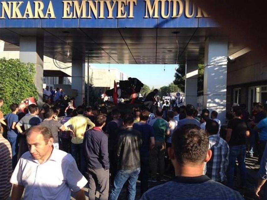 Tanklar arabaları ezdi