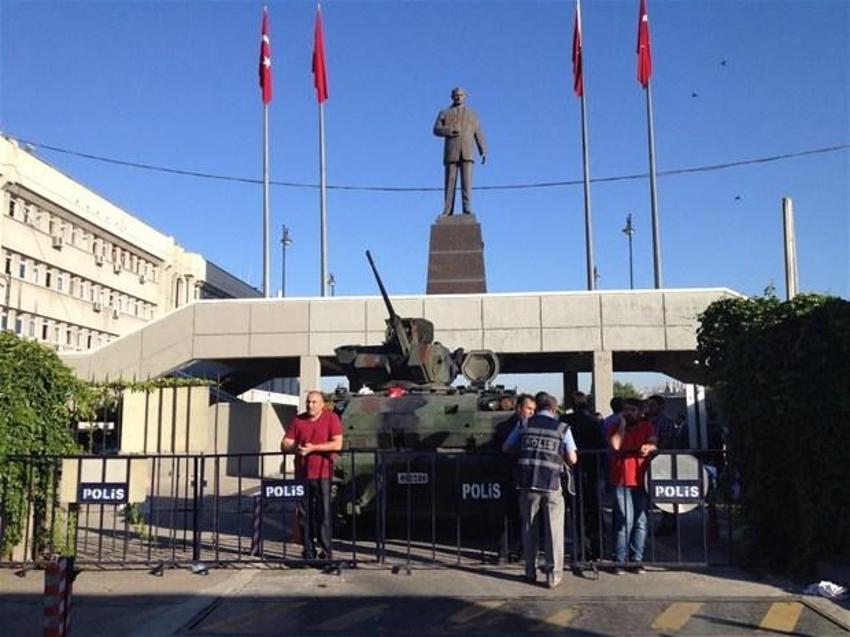 Tanklar arabaları ezdi