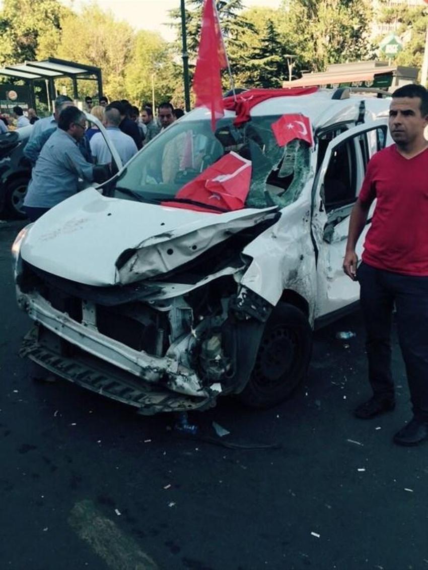 Tanklar arabaları ezdi