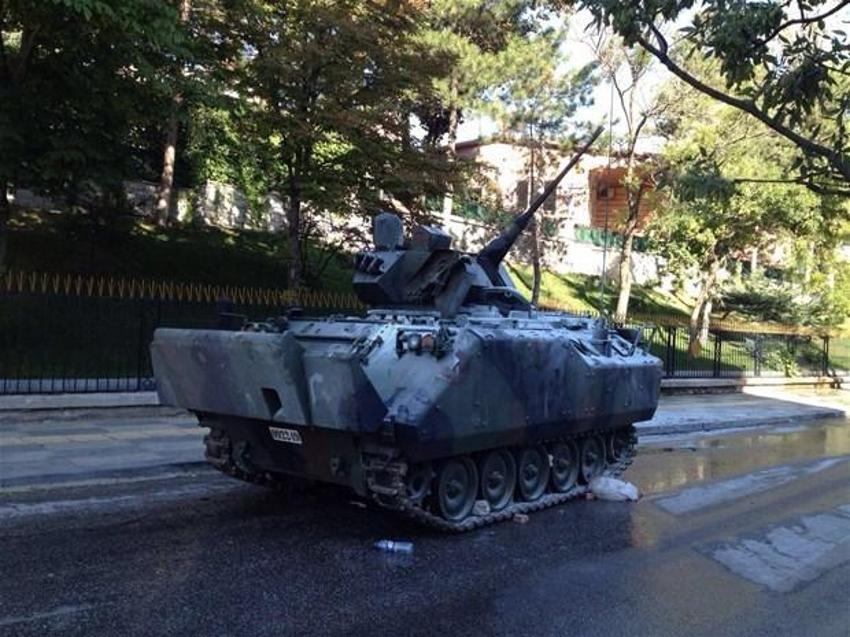 Tanklar arabaları ezdi
