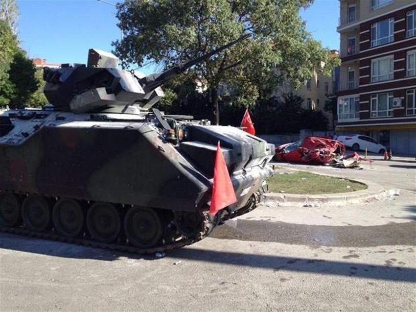 Tanklar arabaları ezdi