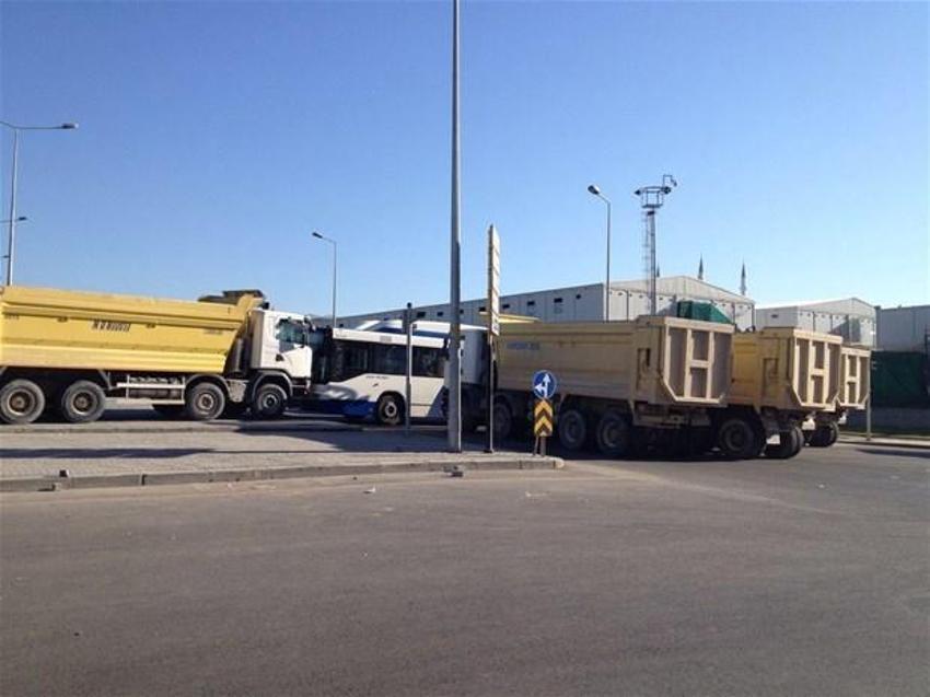Tanklar arabaları ezdi