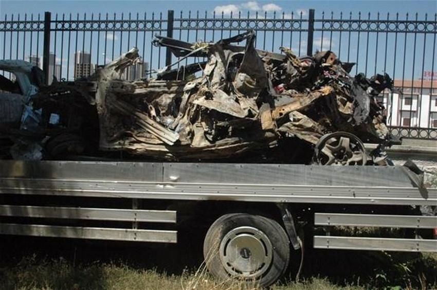 Tanklar arabaları ezdi
