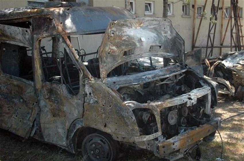 Tanklar arabaları ezdi