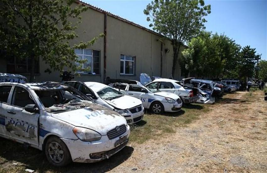 Tanklar arabaları ezdi