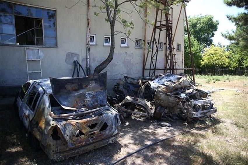 Tanklar arabaları ezdi