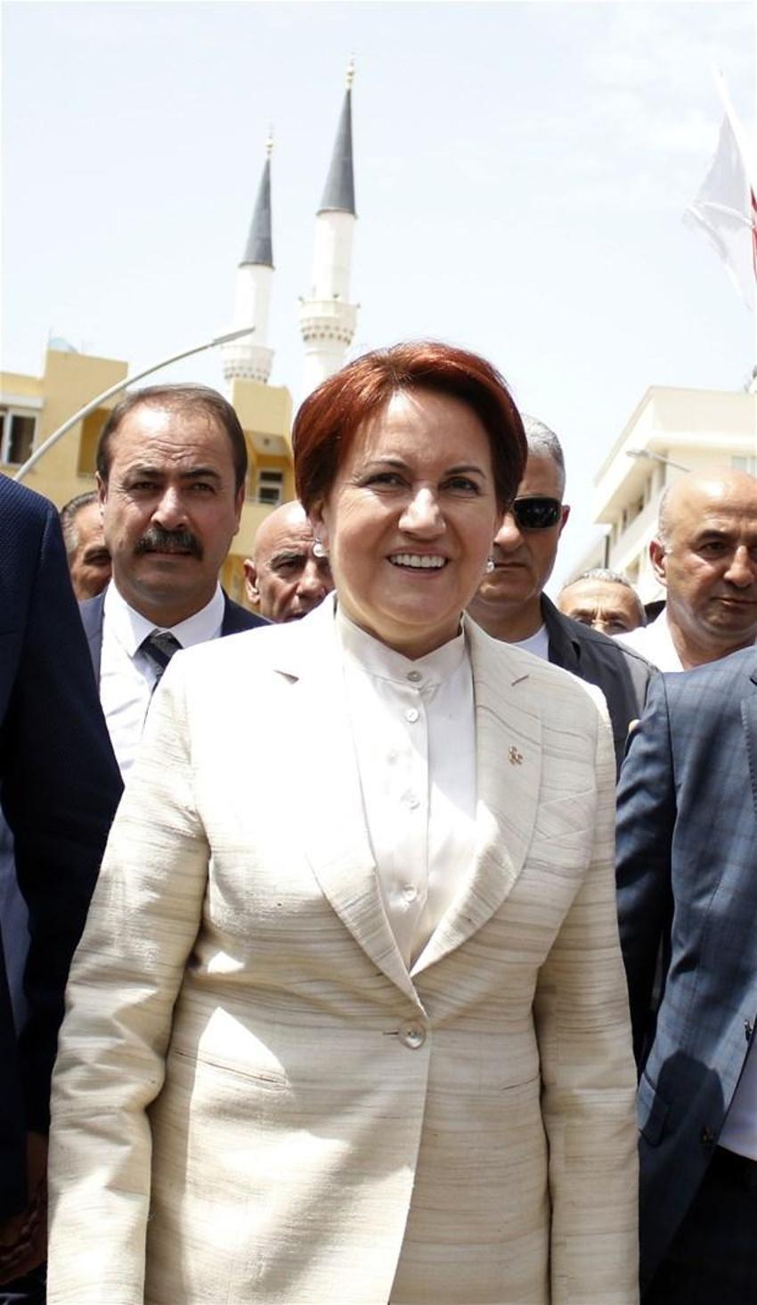 Akşener'e Antalya'da coşkulu karşılama