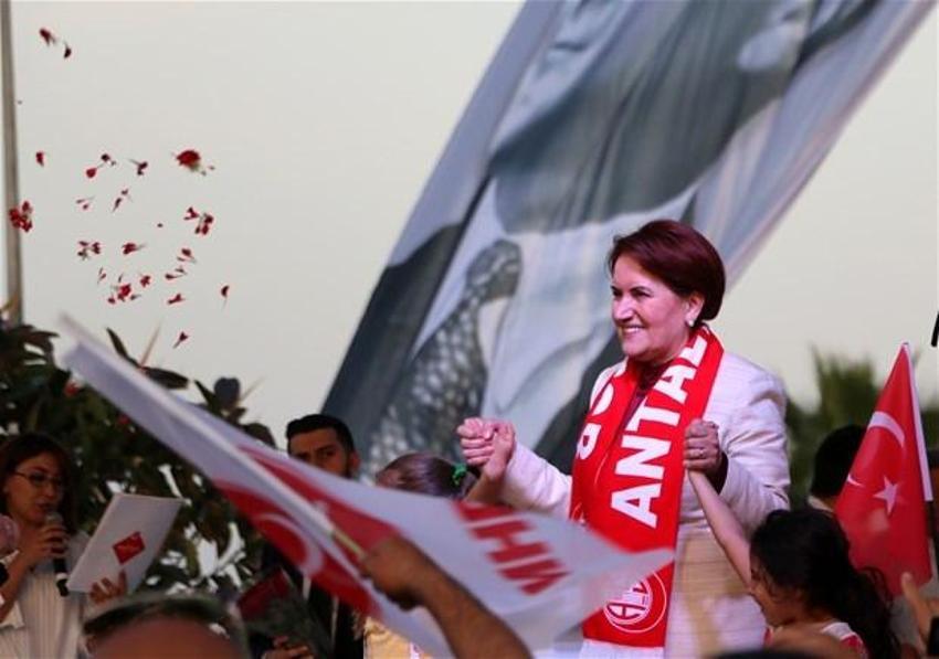 Akşener'e Antalya'da coşkulu karşılama
