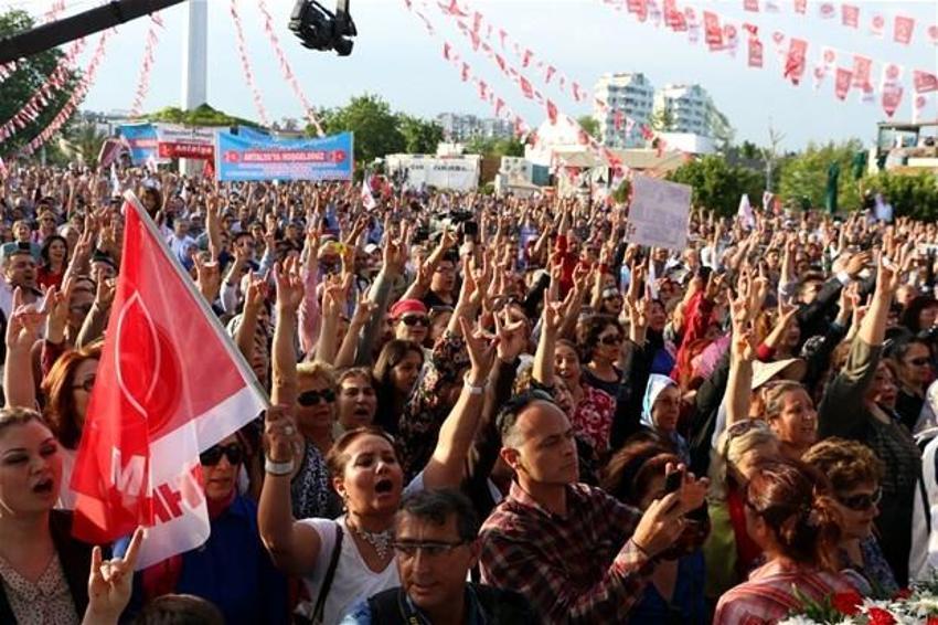 Akşener'e Antalya'da coşkulu karşılama