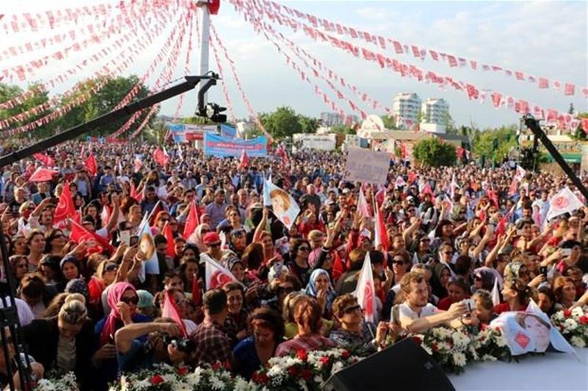 Akşener'e Antalya'da coşkulu karşılama