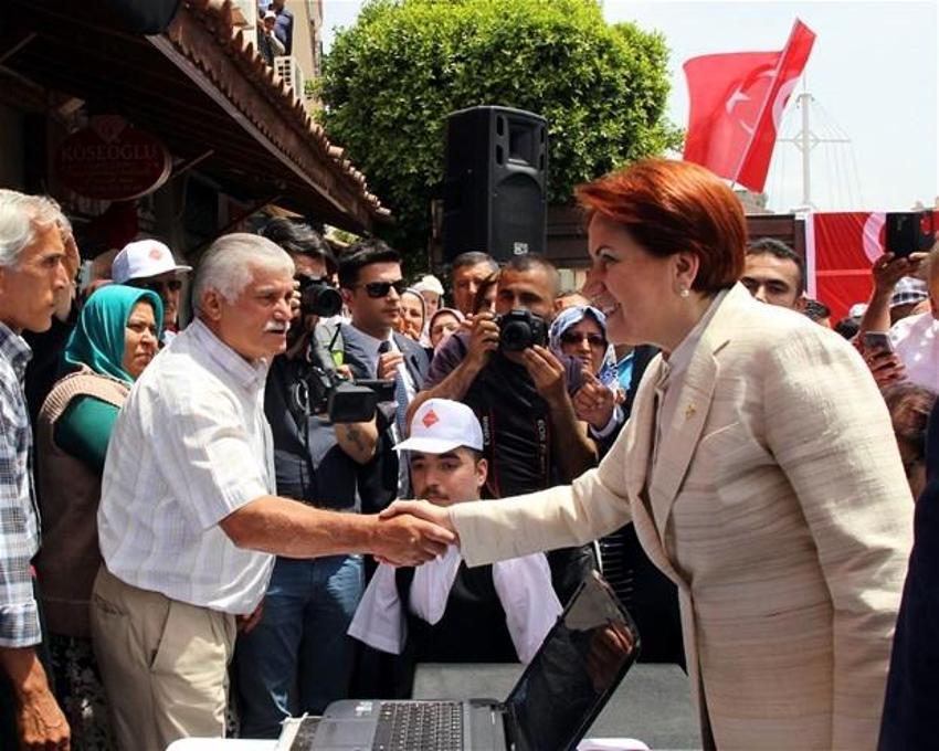 Akşener'e Antalya'da coşkulu karşılama