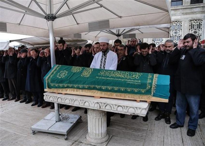 Halis Toprak toprağa verildi