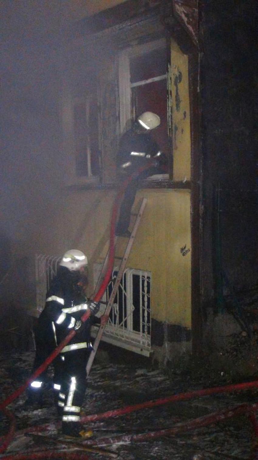 100 yıllık tarihi bina yandı