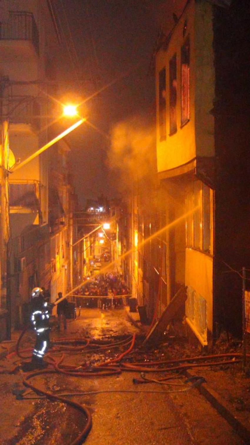 100 yıllık tarihi bina yandı