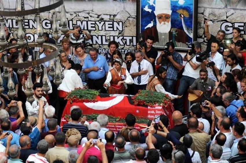 Fikret Otyam cemevinden türkülerle uğurlandı