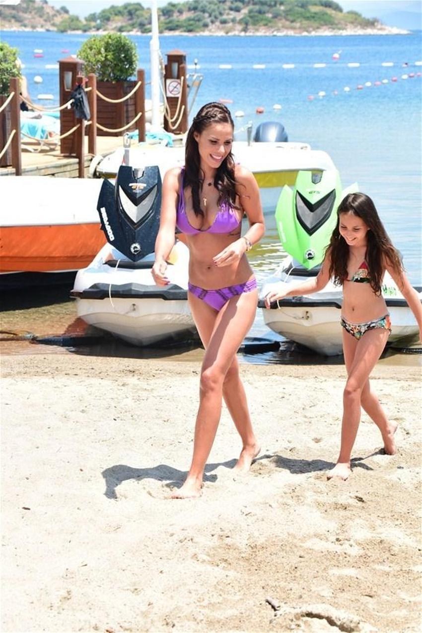Seksi model Lara Surol nefes kesti