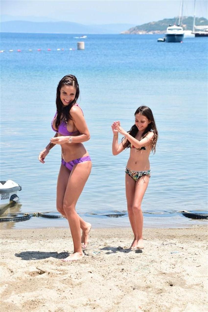 Seksi model Lara Surol nefes kesti