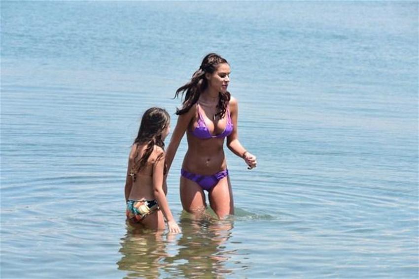 Seksi model Lara Surol nefes kesti