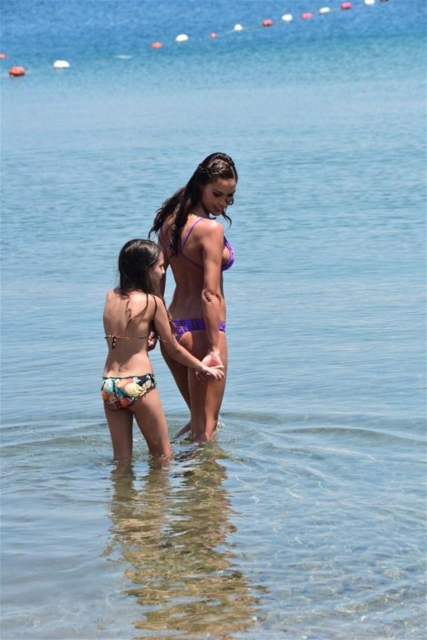 Seksi model Lara Surol nefes kesti
