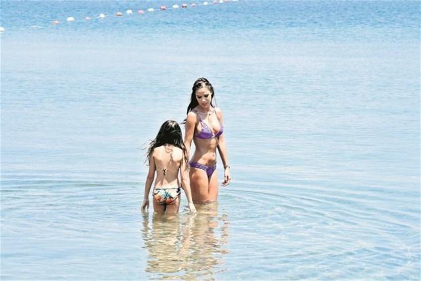 Seksi model Lara Surol nefes kesti
