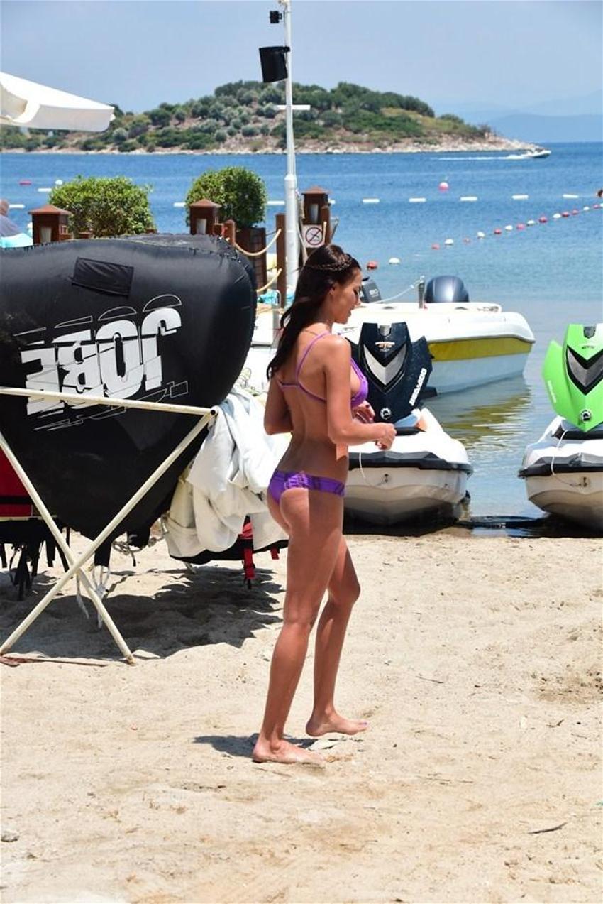 Seksi model Lara Surol nefes kesti