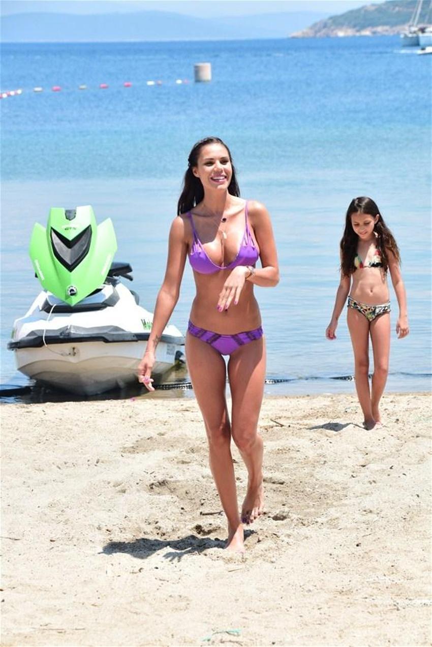 Seksi model Lara Surol nefes kesti
