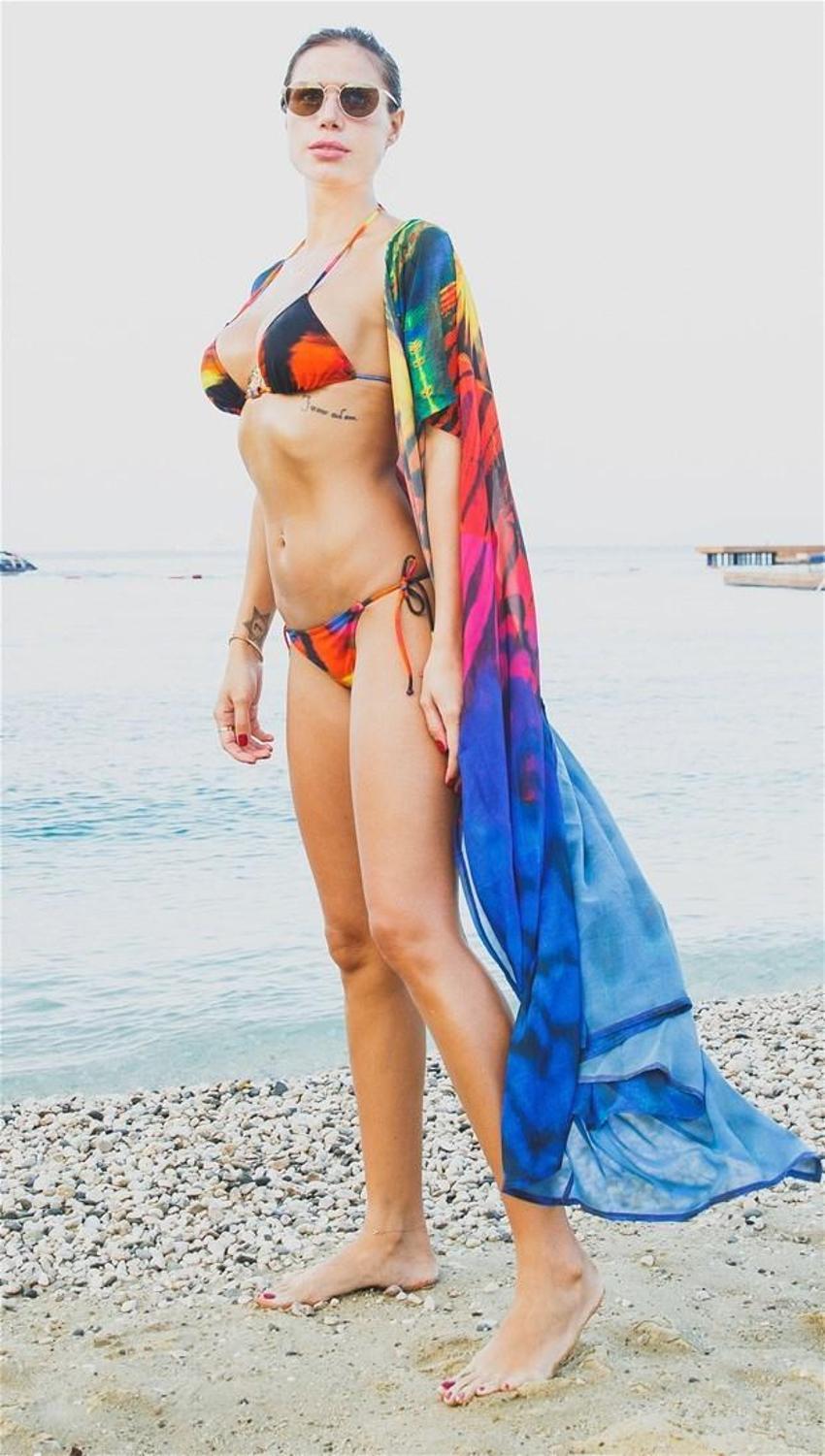 Seksi model Lara Surol nefes kesti