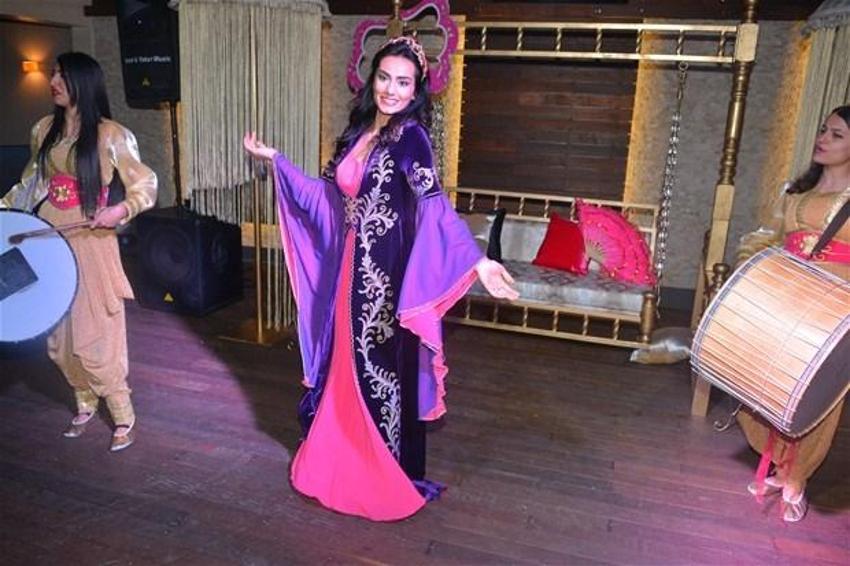 Nur Bozar’ın kınası da tarz!