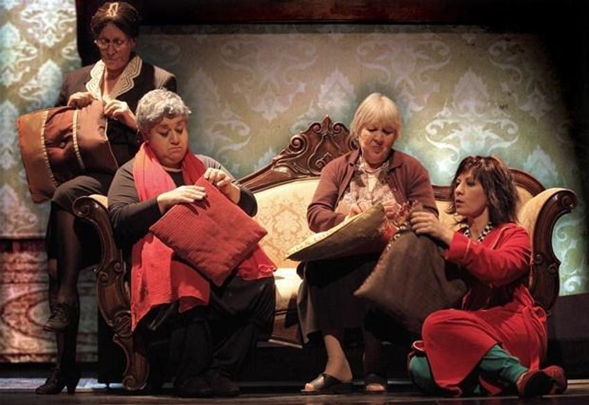 Elif Şafak'ın Baba ve Piç romanı İtalyada tiyatro oyunu oldu