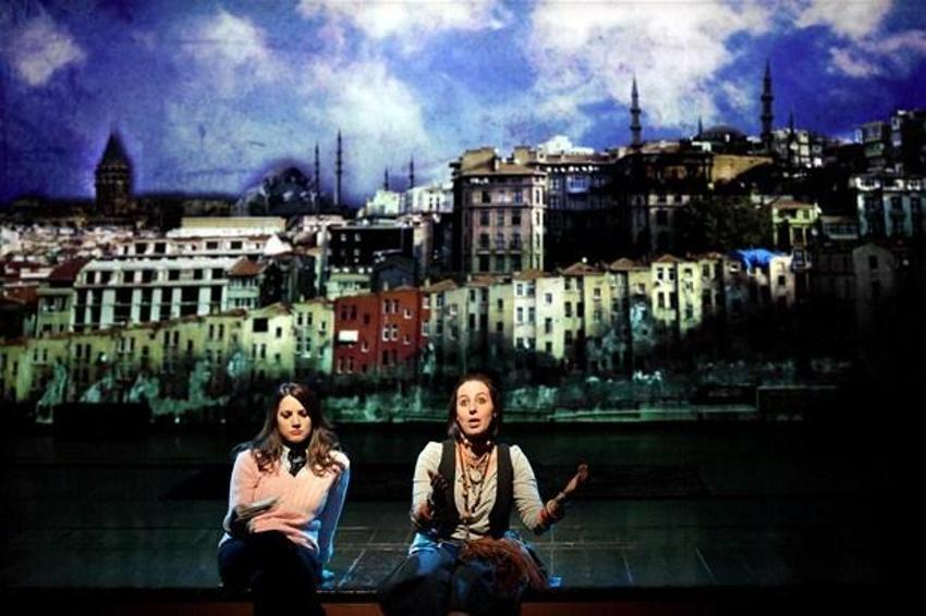 Elif Şafak'ın Baba ve Piç romanı İtalyada tiyatro oyunu oldu